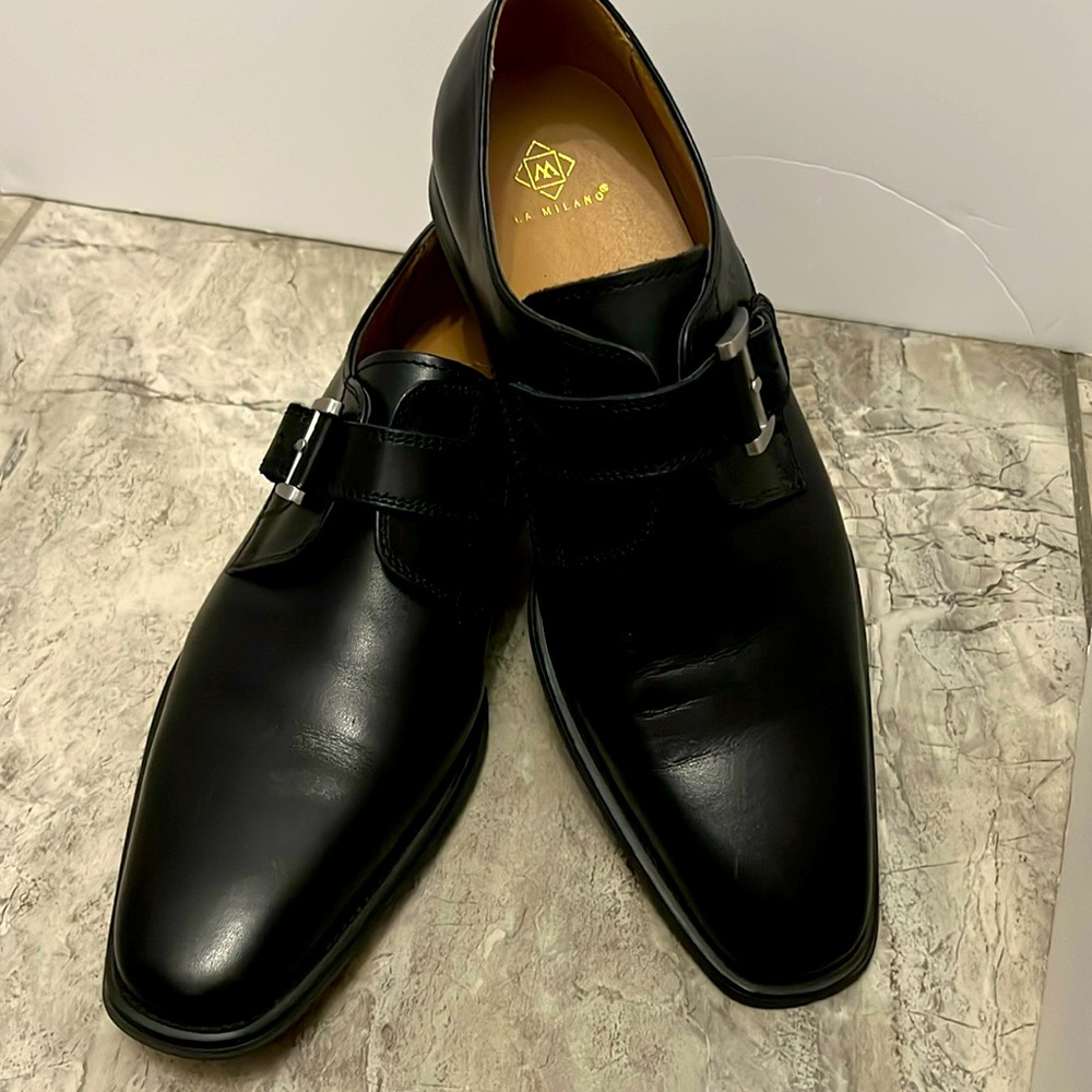 Single buckle genuine, leather monk